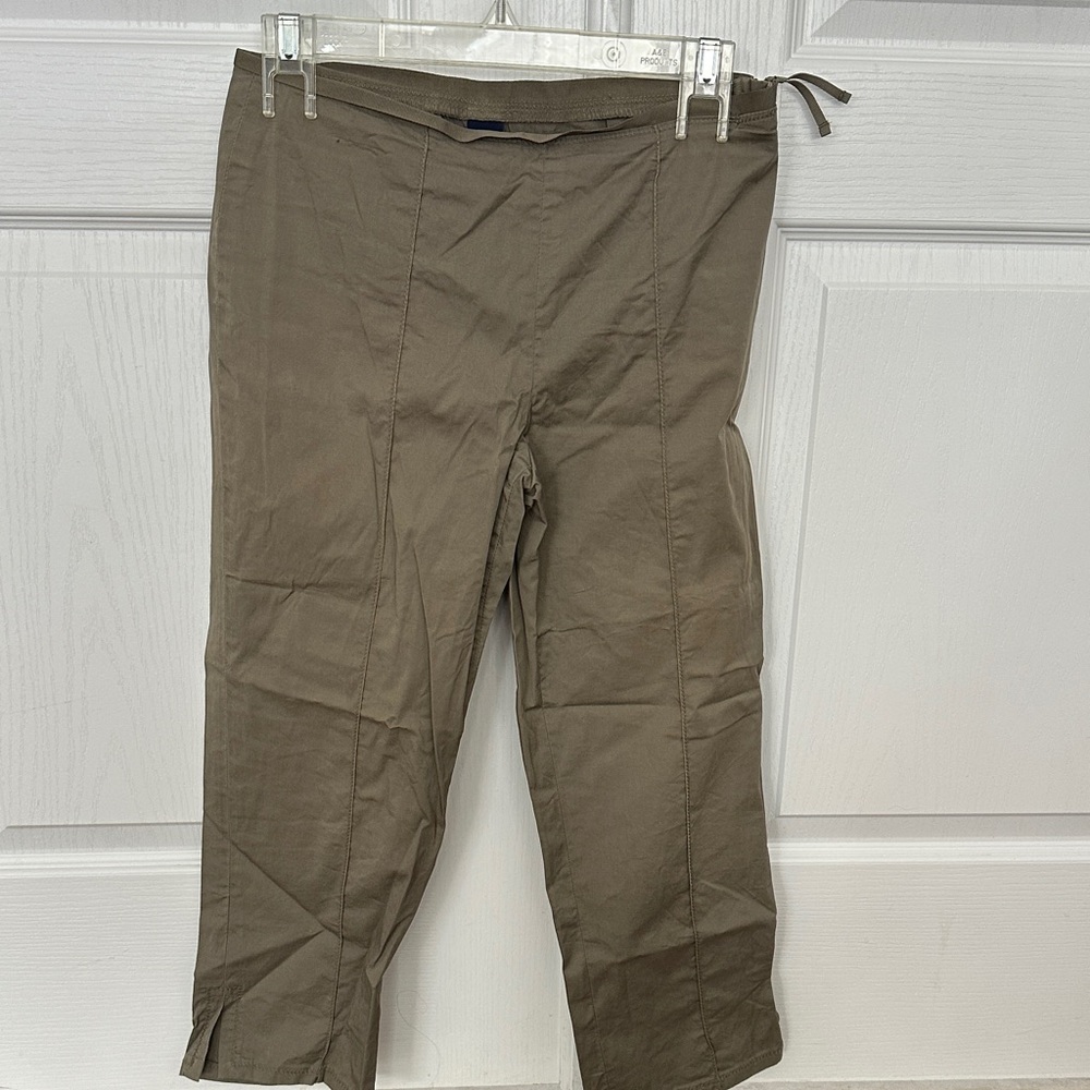 GAP Women's khaki  Capris